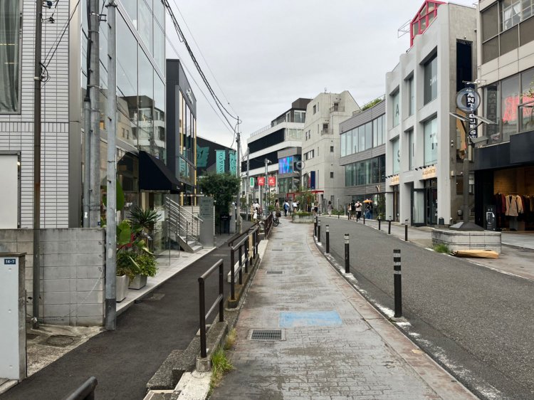 小雨のキャットストリート。オレも暗渠になりそうだ。