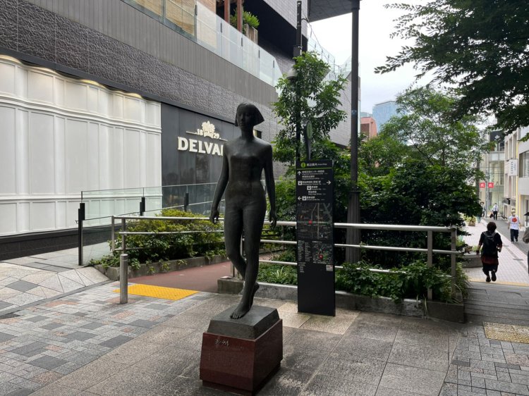 キャットストリートのシンボル。「ヨンデル」像。