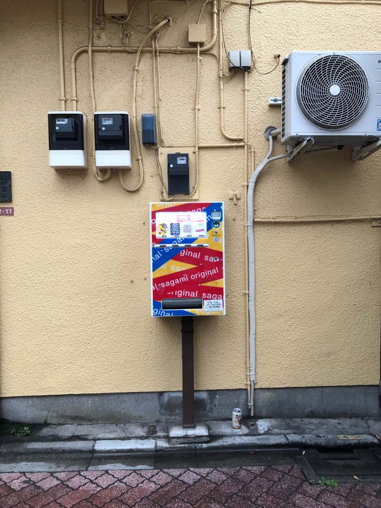 よく見ると、そっと肩を並べる空き缶が。