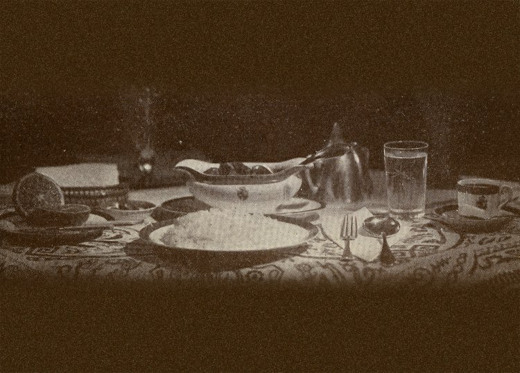 昭和2年発売当時の純印度式カリーのセット。中村屋では日本で初めてインドカレーを発売した6月12日を「恋と革命のインドカリーの日」と制定している。※画像提供：新宿中村屋