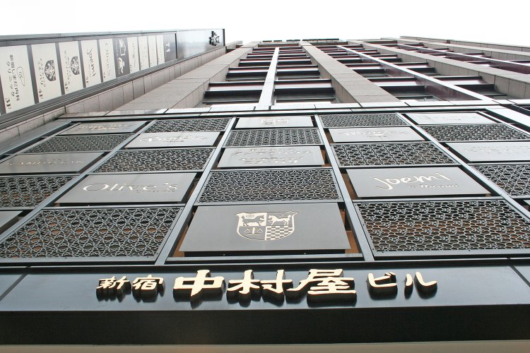 地上8階、地下2階の新宿中村屋ビル。飲食店、美容サロンのほか、中村屋にゆかりのある芸術家たちの作品を展示する美術館も入っている。