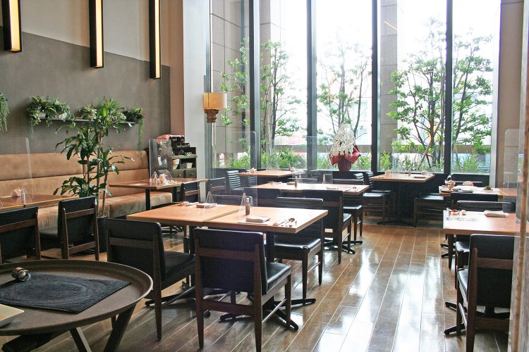 新宿中村屋ビルの8階。大きな窓から新宿の街と緑が望める。