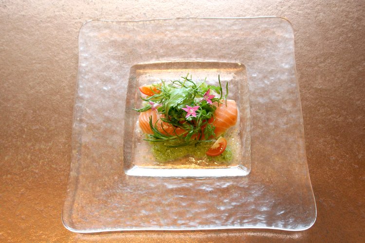 ノルウェーサーモンのティエード。ビネガーベースのきゅうりのソースがとっても爽やか。