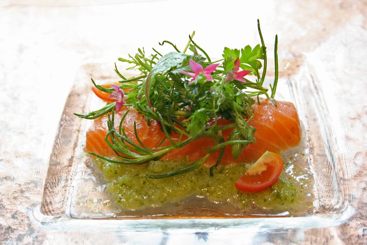 立体的な盛り付けが、まるで生け花のように美しい。