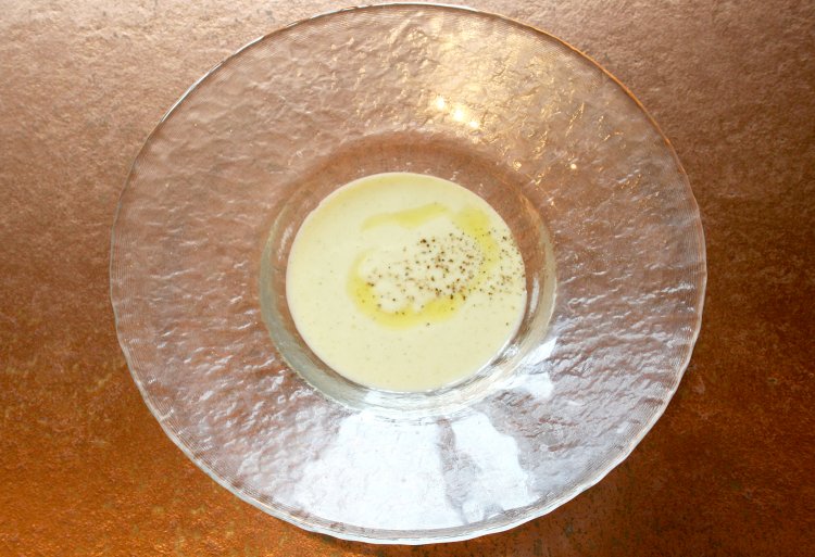 トロリとなめらかな舌触りのヴィシソワーズ。