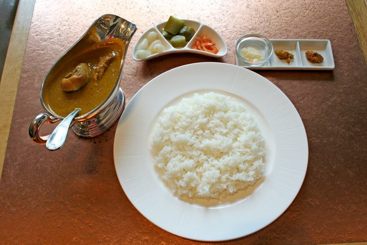 カリーの大事な素材の1つである玉ねぎは、あめ色になるまで炒めてから煮込まれ、ソースに溶けこんでいる。