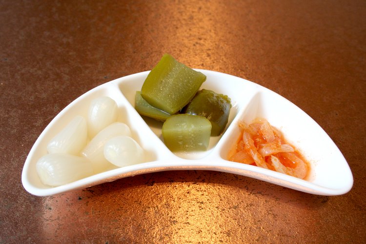 付け合わせの薬味。左から、らっきょう、アグレッツィ、オニオンチャツネ。