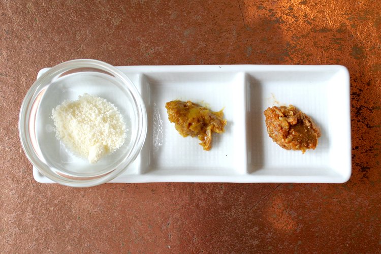 左から、エダム粉チーズ、レモンチャツネ、マンゴーチャツネ。時代ごとに入手できる材料も変化するため、ヤマゴボウの漬物や奈良漬けを付け合わせにしていた時代もあったんだとか。