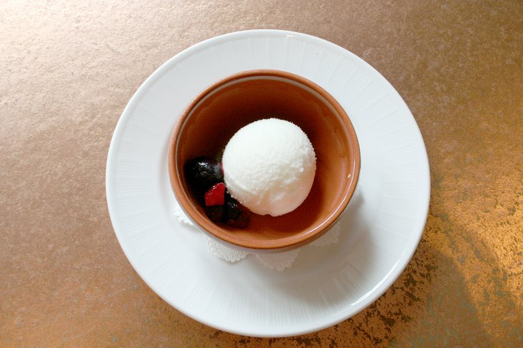 この日のソルベはヨーグルトのソルベ ベリー入り。いうまでもないが、カレーとヨーグルトは相性抜群なのだ。