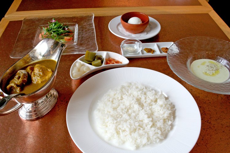 ランチカレーコース3630円。もちろんワインのオーダーも可能。ランチではノンアルコールのスパークリングワインをオーダーする人も多いんだとか。