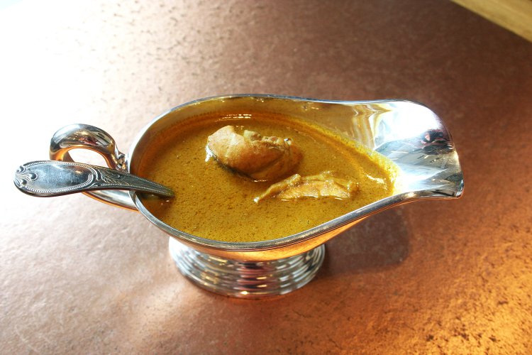 鶏は特定の契約農家にお願いし、飼育日数や餌、飼育環境を指定して、中村屋のカリーに合う鶏肉を作り上げている。