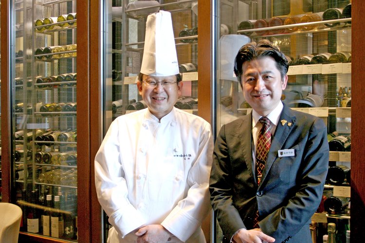 アルバイト時代から数えると中村屋に勤めて40年になるという料理長の石崎厳さん（左）。マネージャーでソムリエの中山義則さんはグランナでソムリエの育成中。