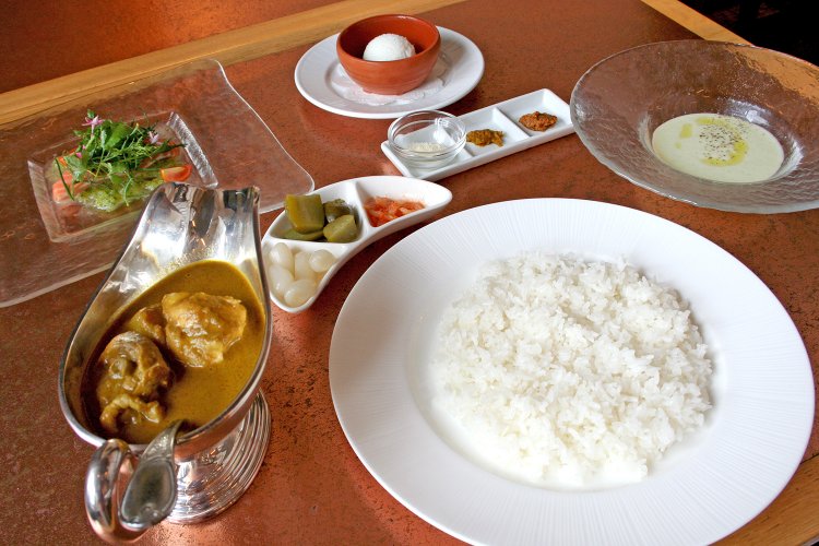 ランチカレーコース3630円。メインのカレーは中村屋純印度式カリーor季節の野菜カリーから選べる。