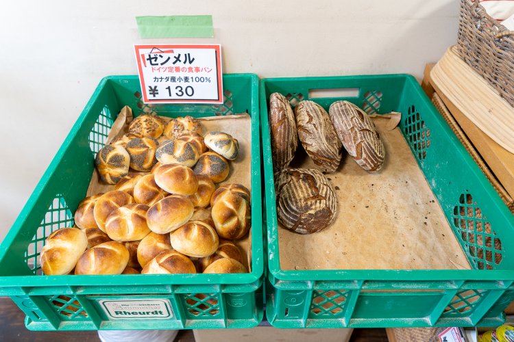 緑色のバスケットはドイツから送ってもらった。ディスプレイに利用。