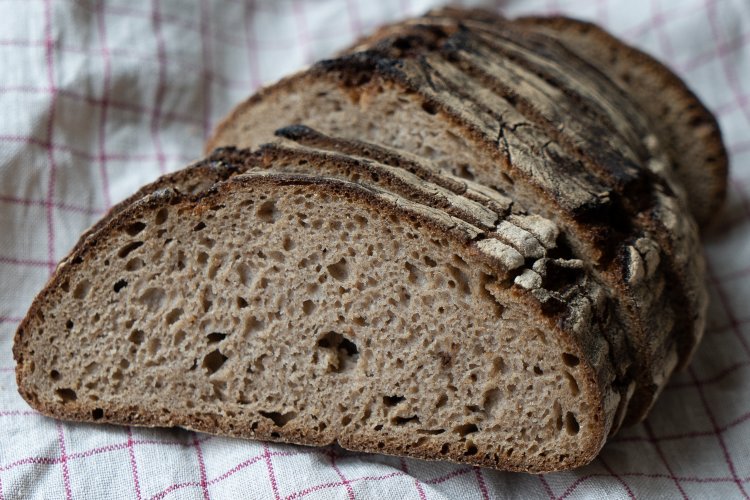 ライ麦100%のロゲンブロート（細挽き）1本900円、ハーフ450円。薄くスライスしてもらった。