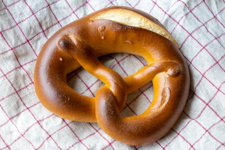 国産小麦を使ったプレッツェル200円。棒状のものもある。