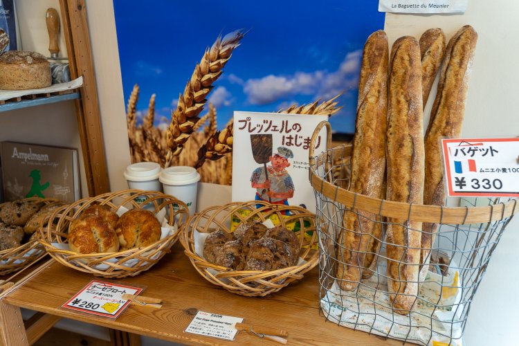 中央がオブスト250円。ドライフルーツとクルミでビタミンも豊富。