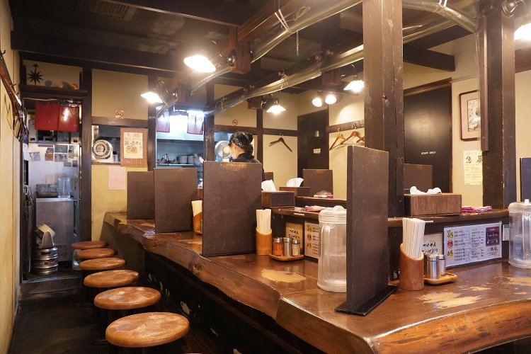 席はカウンターのみ。