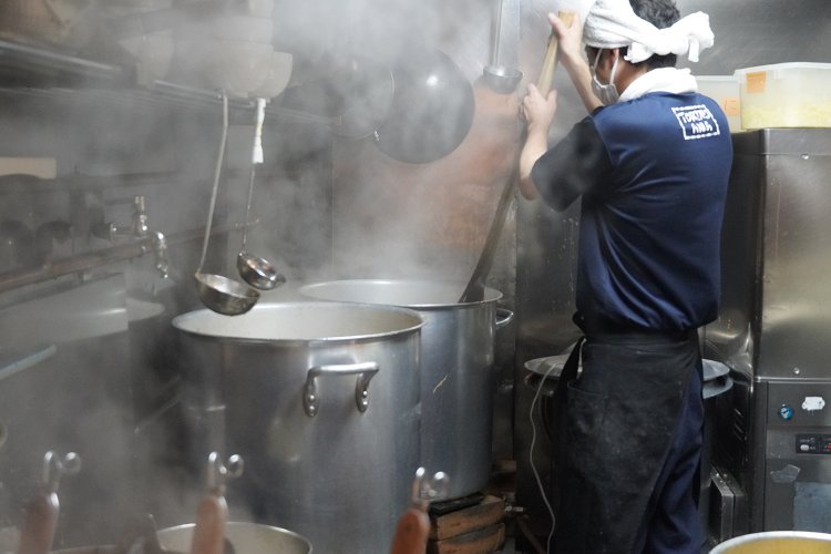 火を入れながら混ぜることで食材が砕け、スープのとろみになる。