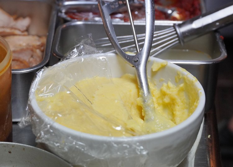 じゃがいもとコーンを茹でてすりつぶしたペースト。