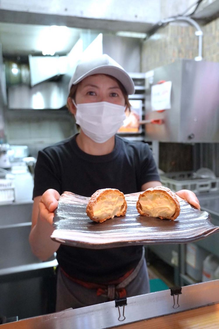 注文を受けてから皮を軽く焼き、冷えたカスタードクリームを入れてくれる。