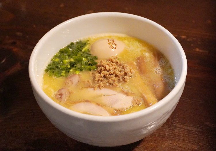 白湯らーめん790円と半熟味付け玉子100円。