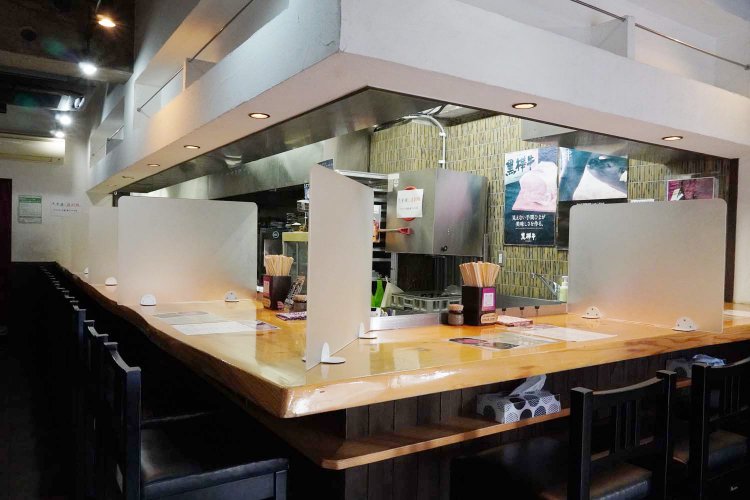 L字のカウンター席のみで一人利用でも気兼ねなく利用できる。日本酒とともにラーメンを楽しむ人も多い。