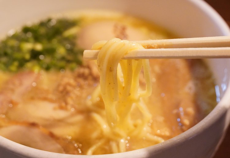 中太のストレート麺。ブレのない味に定評がある三河屋製麺の麺を使用。