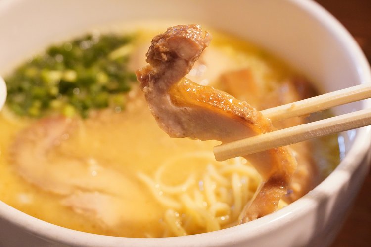 皮もぷるぷる。鶏もも肉のチャーシュー。