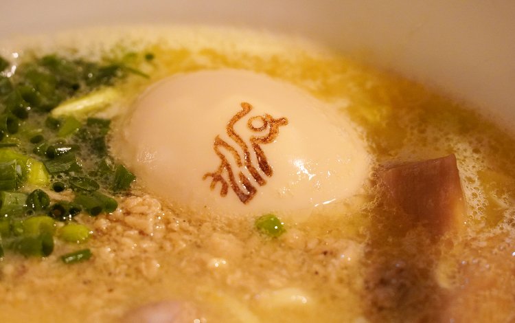 鳥をモチーフにした店の焼印が押された半熟味付け玉子がかわいい。割ってみると…