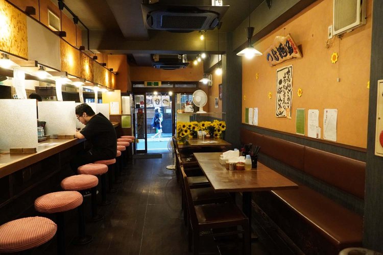 ヒマワリの飾りがやわらかな雰囲気を演出する、和の趣がある店内。