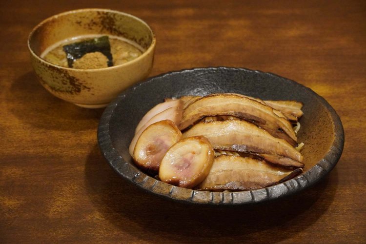 麺が見えないほどたっぷり盛られた、肉三昧つけ麺。