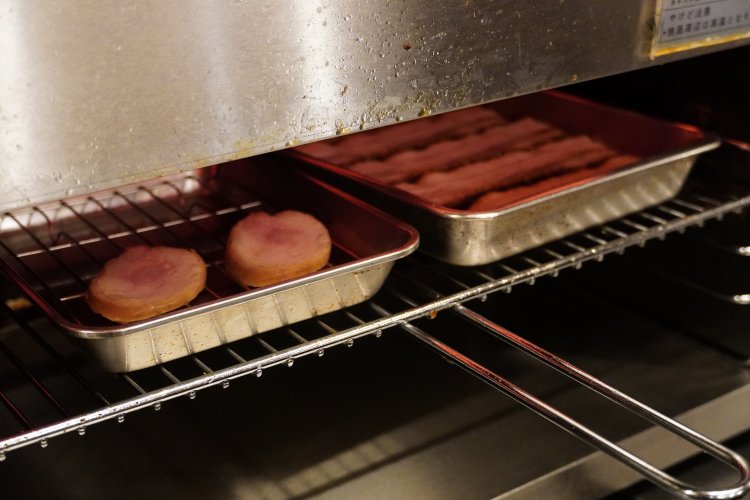 豚、鶏と種類によって漬ける時間や調理法を変え、それぞれの旨さを際立たせる。