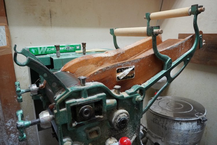 手前が製麺機。右下に見えているのが小麦粉をこねる混合機。