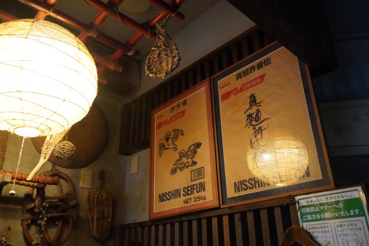 使用している2種の小麦粉の袋をディスプレイ。