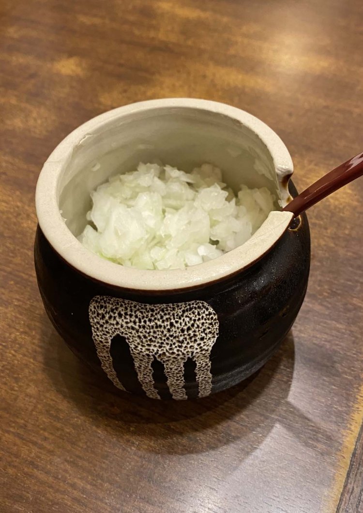 鮮度のよい状態で冷やしている、味変に試したい刻み玉ネギ。