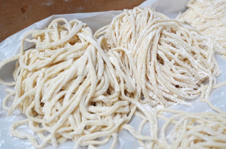 左がつけ麺用の太麺、右が鶏白湯そば用の中太麺。