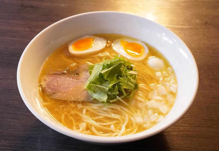 味玉鶏白湯そば830円。どのメニューも同料金で並･大･特大が選べる。