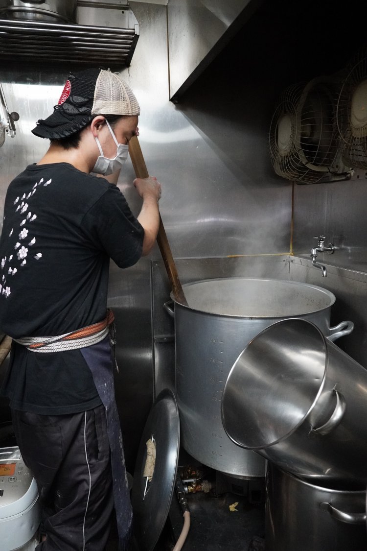 スープを炊く店長の有田さん。