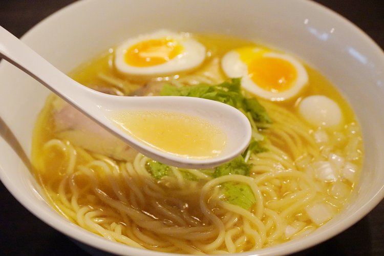 きれいな透明感のあるスープ。