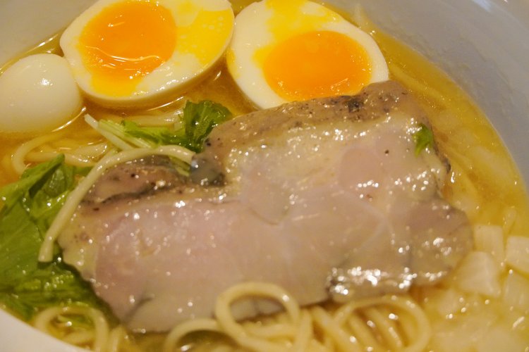 鶏もも肉のチャーシュー。大ぶりで食べごたえ満点。