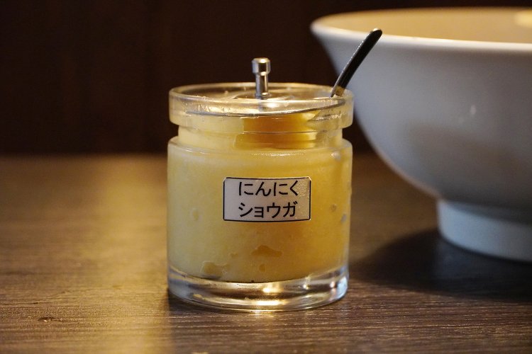 にんにくショウガやパセリ、昆布酢、魚粉、胡椒などが用意されているので味変もOK。