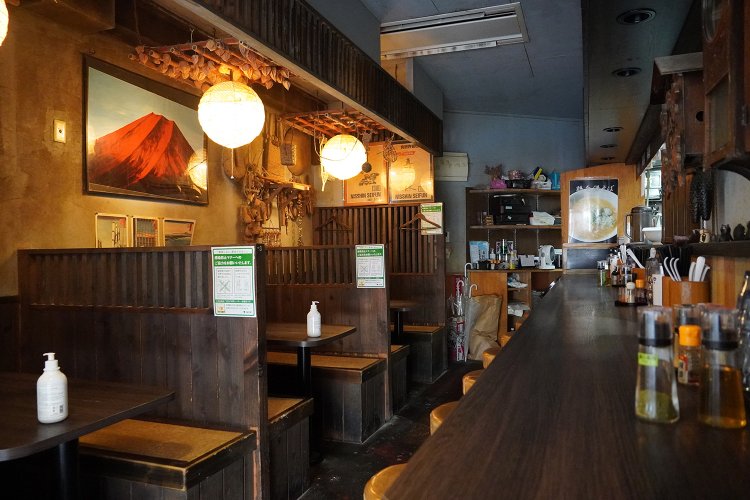 ちょっと暗めの照明で落ち着いた雰囲気の店内。