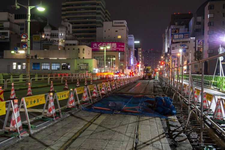 静まり返った深夜、見学者はいなかった。一部はネットで覆われていたが、おそらく解体されている箇所だと思う。