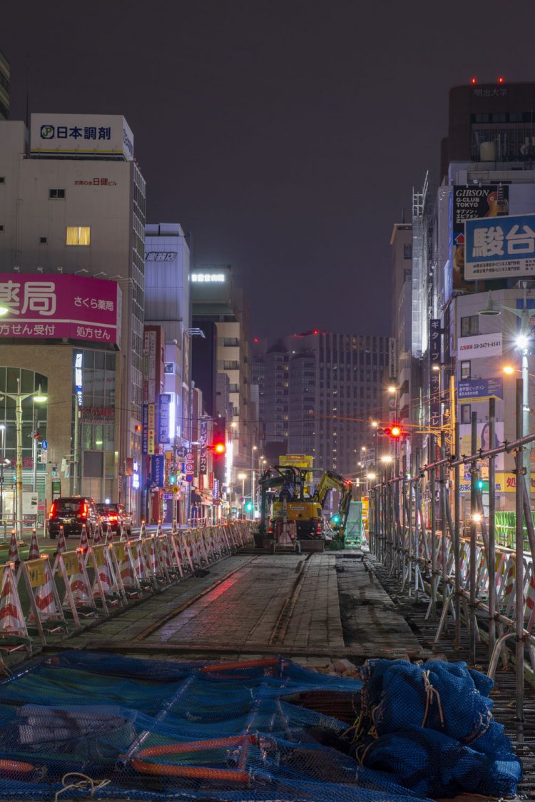 照明で浮かび上がる軌条。重機が待機しており、いつでも撤去されそうな状況であった。