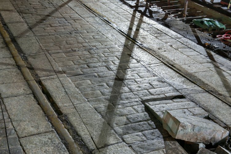 ２本のレールと御影石の敷石が工事照明によって浮かび上がる。一部は掘り返されている。撤去直前なのか、既にカッターで刻まれていた。