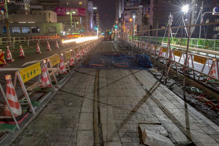 横断歩道が青の時に撮影。76年の眠りから蘇った軌条。