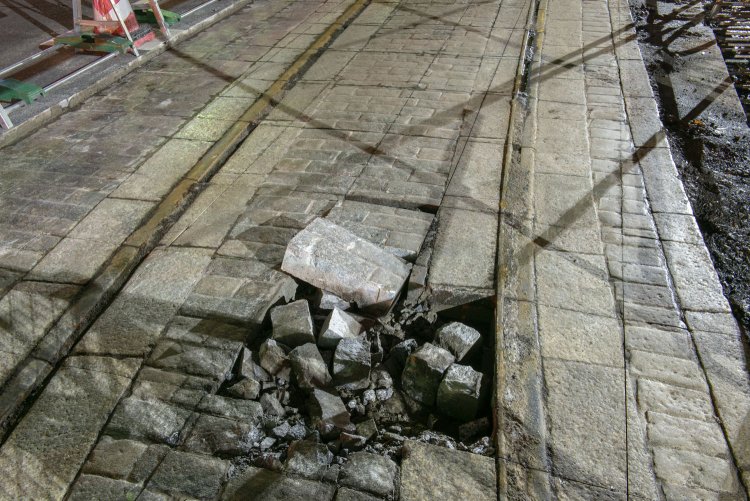 撤去前の軌条は溝付きレールも。一部は数ヶ所の機関に保存される。