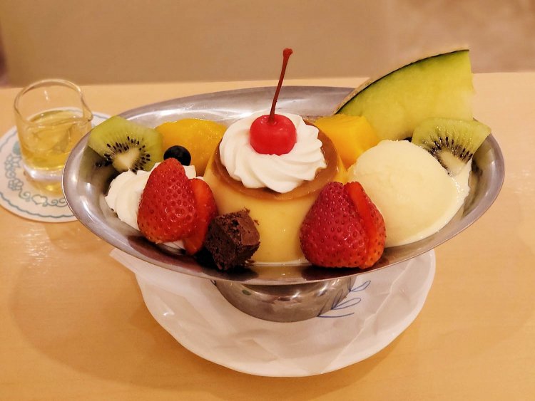 ハニープリンアラモード 1375円。