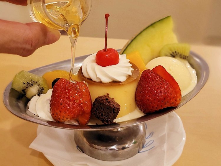 コロンバンのプリンアラモードに原宿はちみつをかける